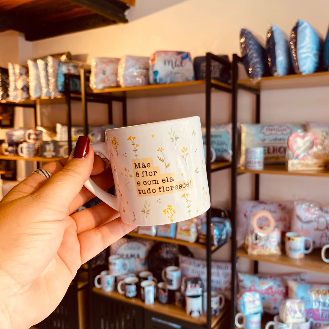 Caneca “Mãe é flor e com ela tudo floresce!” – 177ml Caneca “Mãe é flor e com ela tudo floresce!” – 177ml