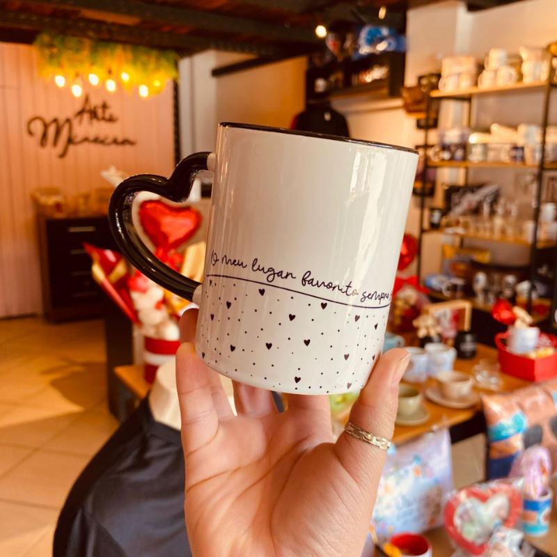 Caneca Porcelana Alça Coração O meu lugar favorito sempre será ao seu lado