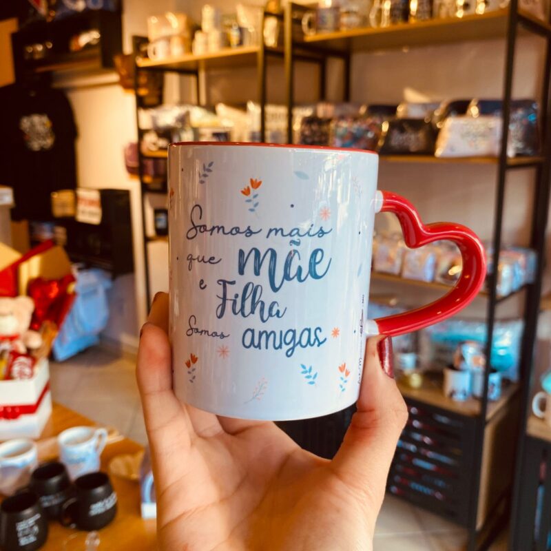 Caneca Porcelana Alça Coração Somos mais que mãe e filha somos amigas