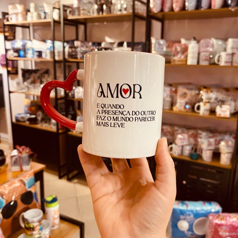 Caneca Porcelana Alça Coração Amor é quando a presença do outro faz o mundo ...