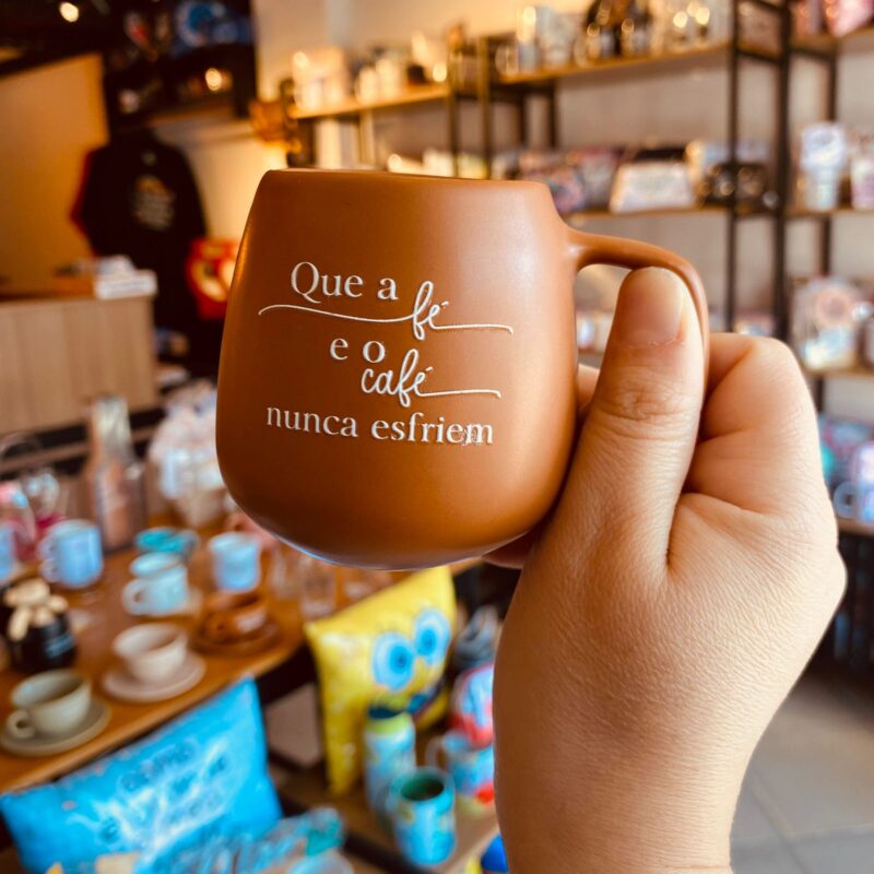 Caneca de Cerâmica Que a Fé e o café nunca esfriem