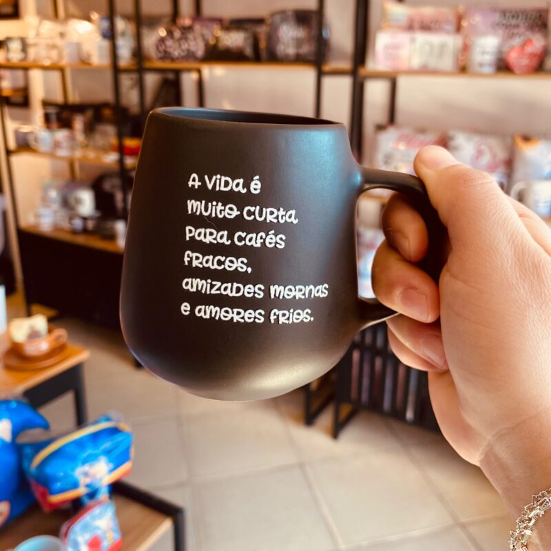 Caneca de Cerâmica "A vida é muito curta para cafés fracos,amizades mornas e amores frios"