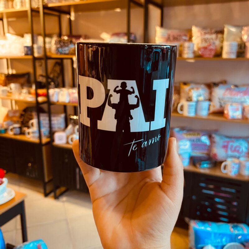 Caneca Porcelana PAI com filho no ombro (te amo)
