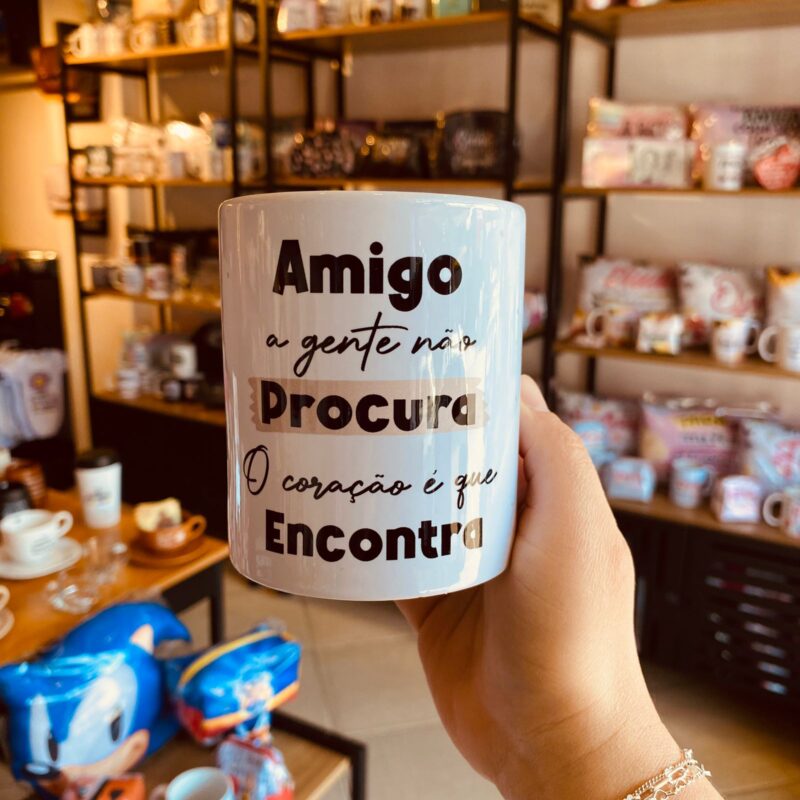Caneca Porcelana Amigo a gente não procura o coração é que encontra !