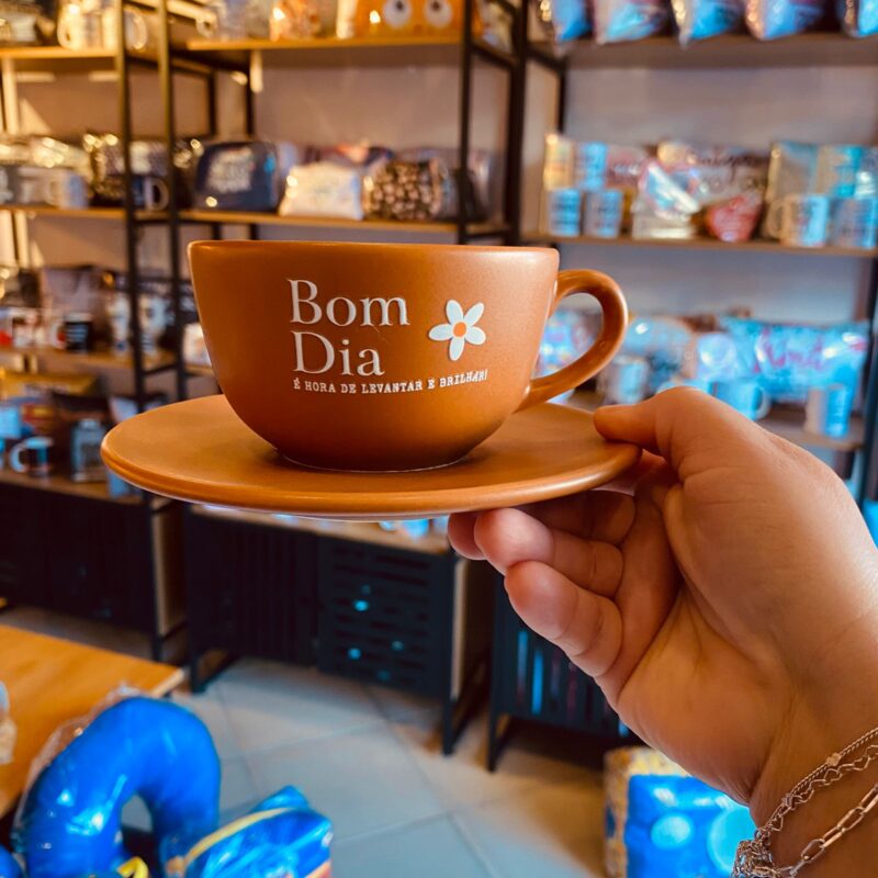 Xícara Cerâmica com Pires "Bom dia, é hora de levantar e brilhar!" – 200ml