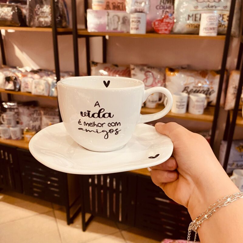 Xícara de Chá em Porcelana com Pires "A vida é melhor com amigos"