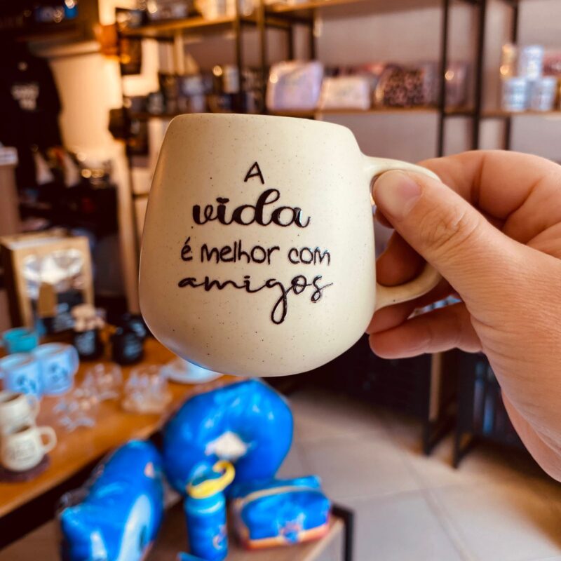 Caneca Cerâmica "A vida é melhor com amigos"