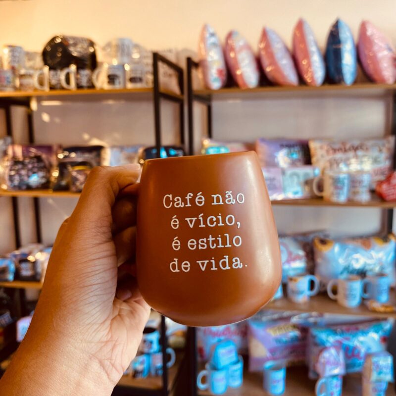 Caneca Cerâmica "Café não é vício, é estilo de vida!"