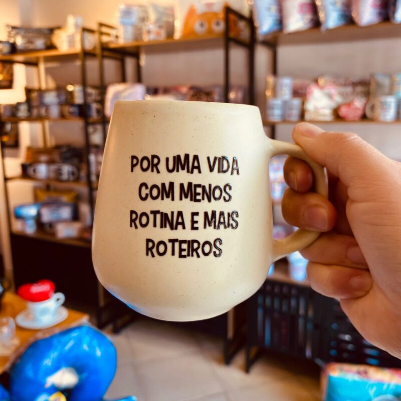 Caneca Cerâmica Por uma vida com menos rotinas e mais roteiros