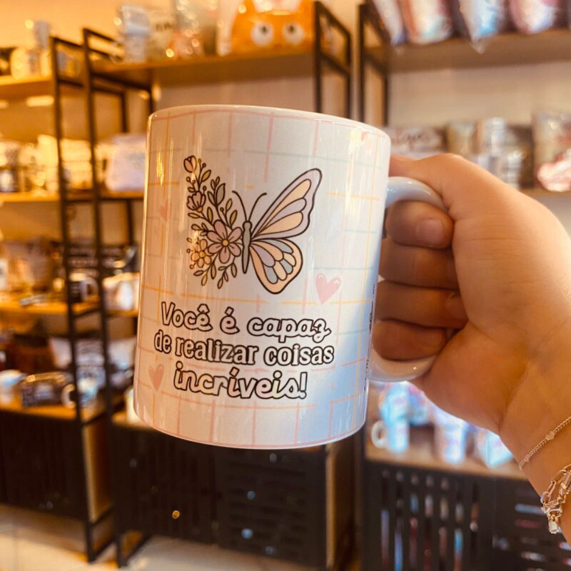 Caneca Poprcelana Você é capaz de realizar coisas incriveis - Borboleta/ Flores.