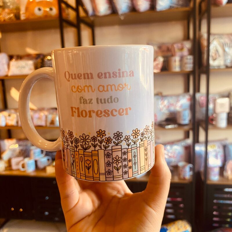 Caneca Poprcelana Quem ensina com amor faz tudo florescer - Livros.