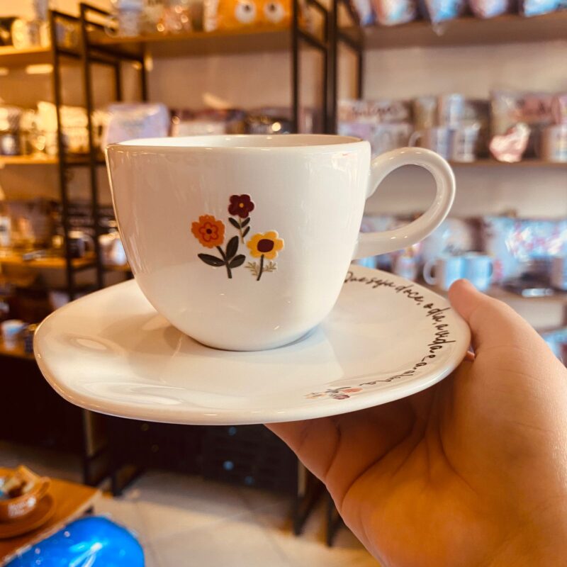 Xícara de Chá em Porcelana com Pires "Que seja doce,o dia, a vida e a alma"