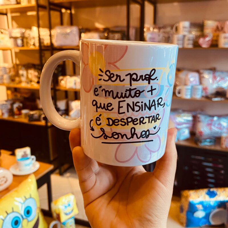 Caneca Porcelana Ser Prof. é muito mais que Ensinar , é despertar sonhos - Iluminando mentes