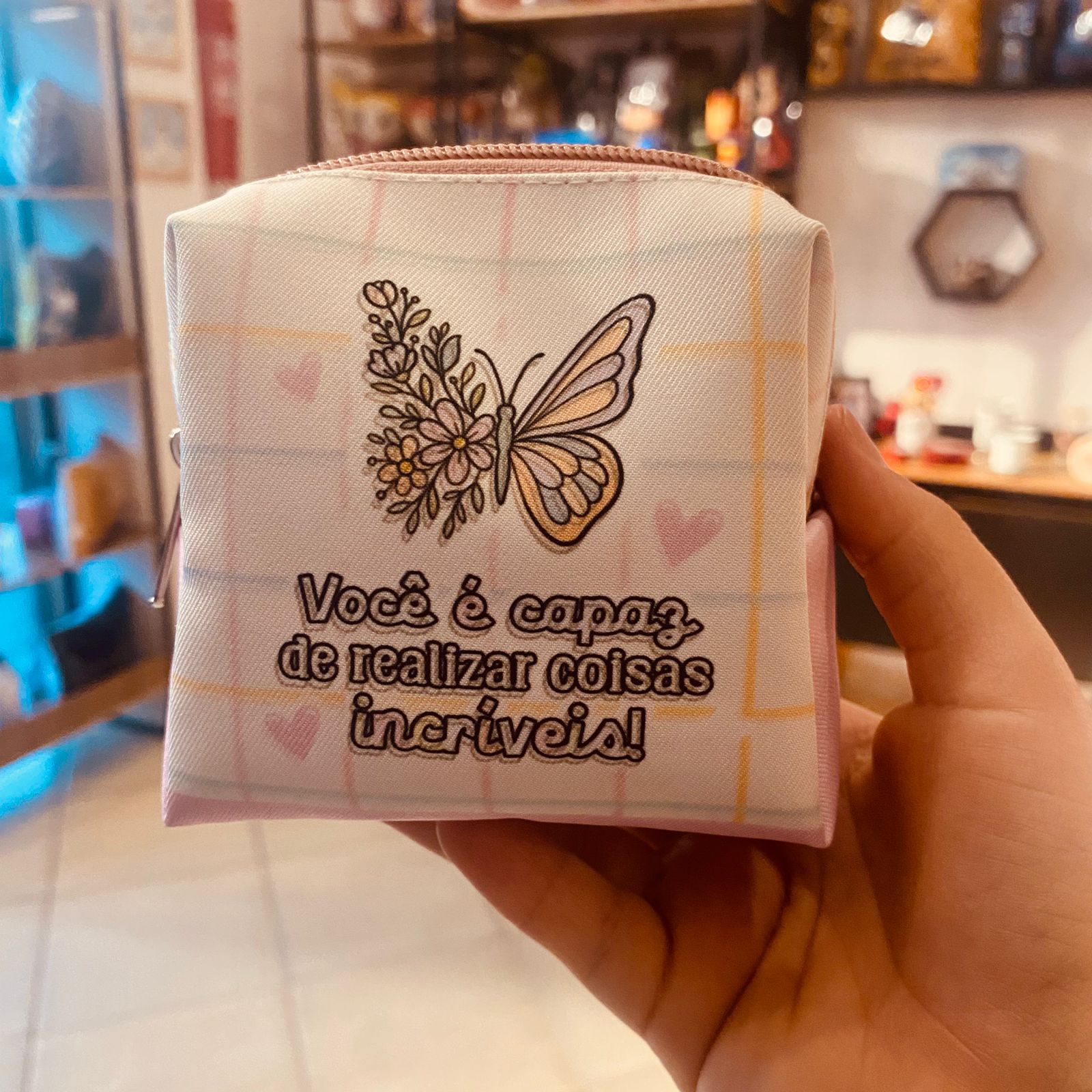 Você é Capaz de Realizar Coisas Incríveis (Borboleta/Flores)