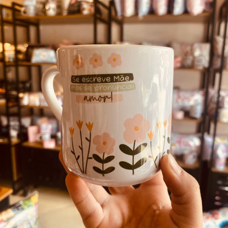 Caneca corpo coração Se escreve mãe...