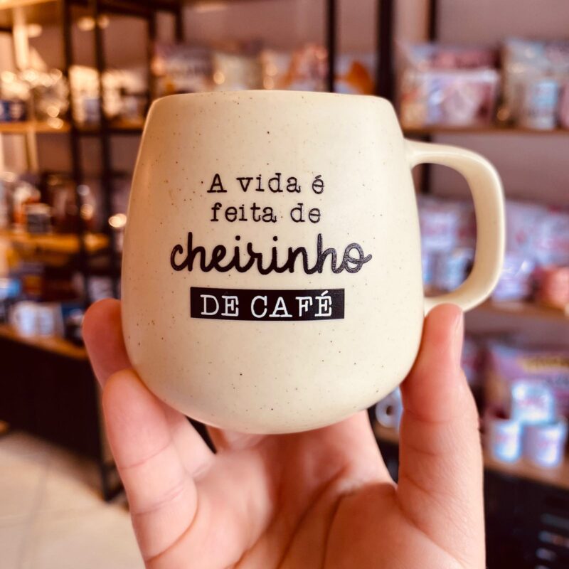Caneca Cerâmica A vida é feita de cheirinho de café!