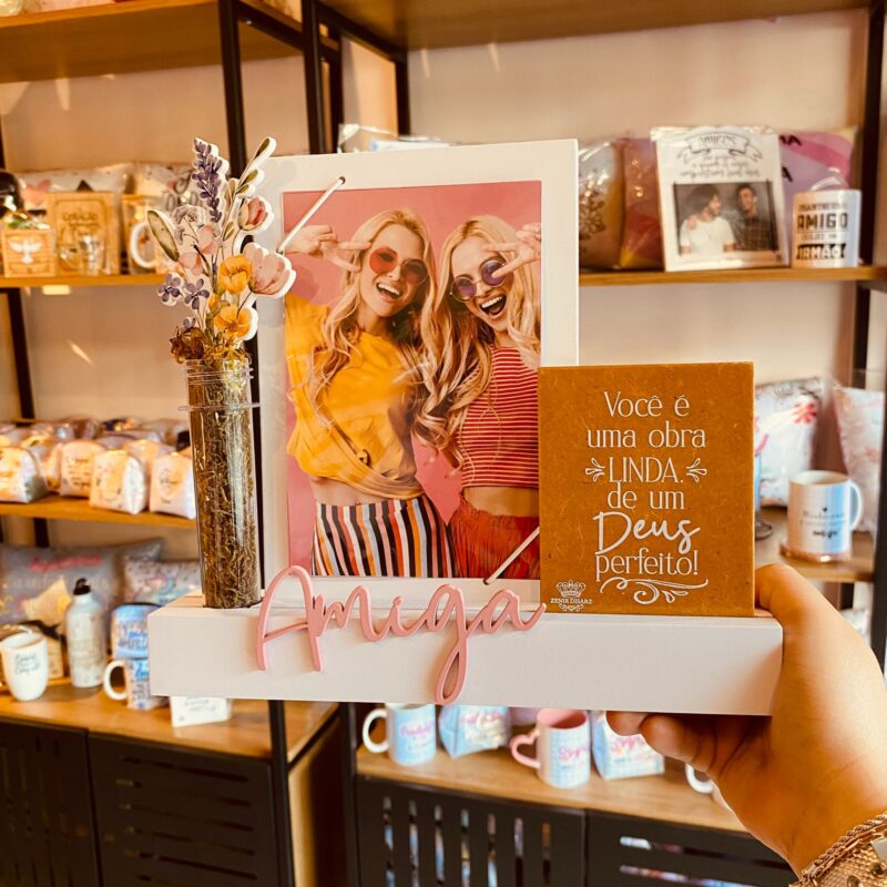 P21429-PORTA-RETRATO COM ELÁSTICO, PLACA E TUBETE AMIGA VOCÊ É