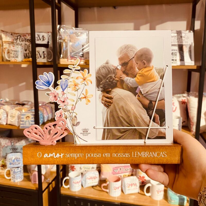 P21447 PORTA-RETRATO ELÁSTICO COM APLIQUE FLORES E BORBOLETA O AMOR SEMPRE POUSA