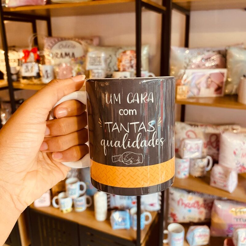 Caneca Porcelana Um cara com tantas qualidades só poderia ser o meu pai!