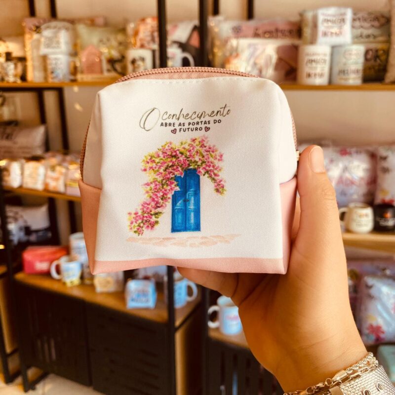 Necessaire O conhecimento abre as portas do futuro!