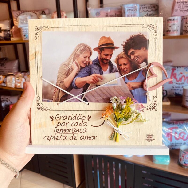 P21006 Porta-Retrato com Elástico “Gratidão por Cada Lembrança...” – Bege 