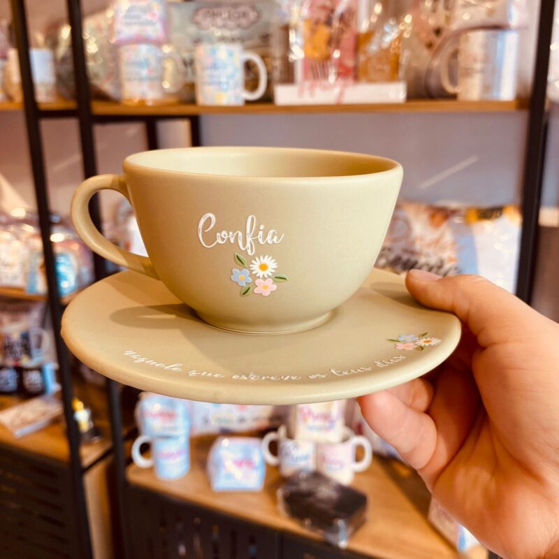 Xícara de Cerâmica com pires Confia naquele que escreve os teus dias!