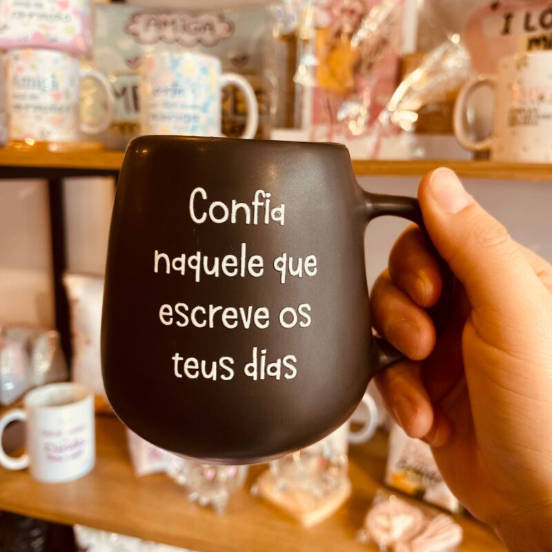 Caneca Cerâmica  Confia naquele que escreve os teus dias