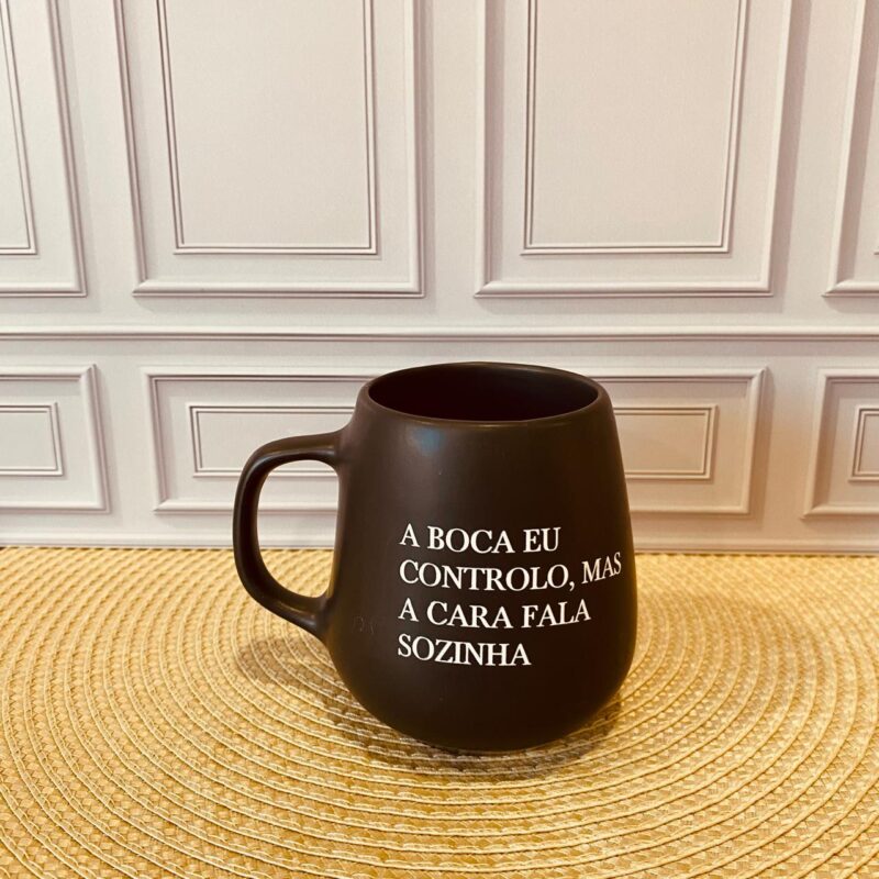 Caneca ceramica A boca eu controlo mas a cara fala sozinha