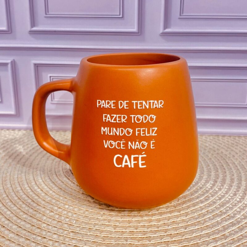 Caneca de Cerâmica Pare de temtar fazer todo mundo feliz, você não é café!